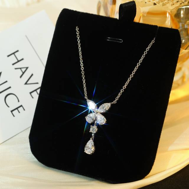 Graff Graff classic butterfly necklace, marquise teardrop diamond combination in