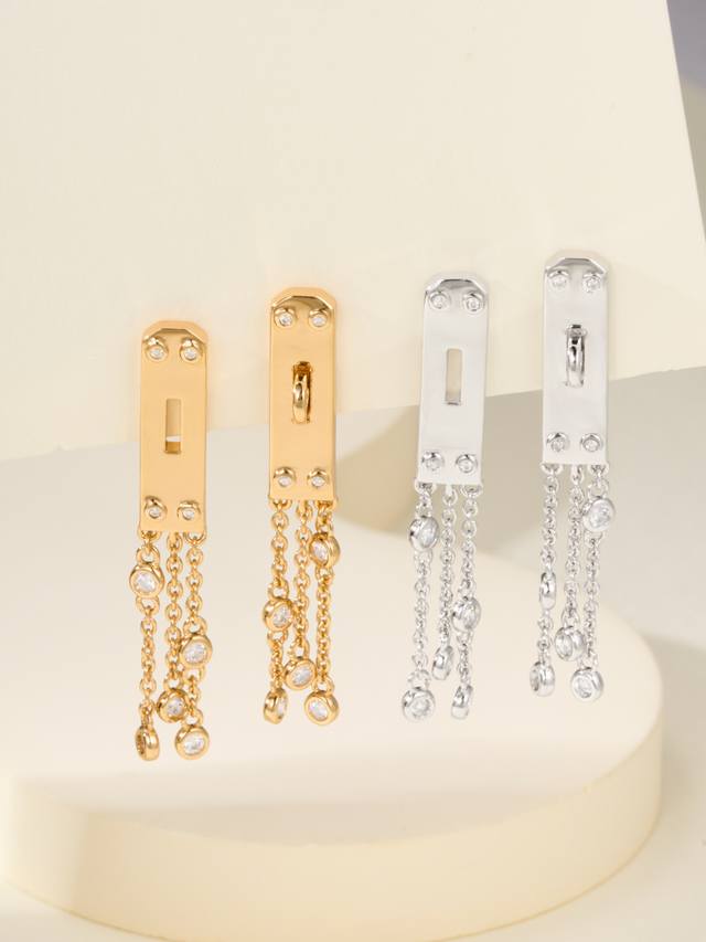 Kelly's new tassel earrings are simple and elegant. I'm really amazed when I try