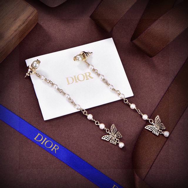 Dior's new style. Dior's new letter CD earrings are loved by all the top brands.
