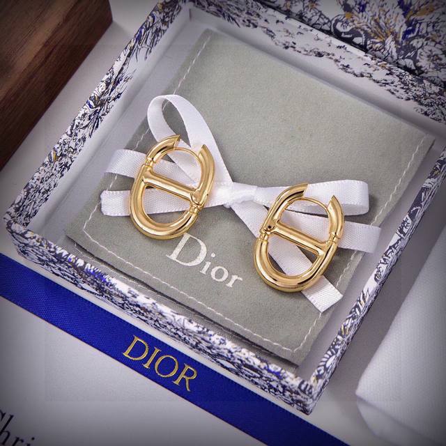 Dior's new letter earrings are loved by all the top brands. The metal texture c