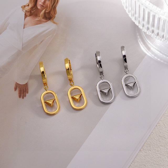 Prada triangle earrings, a new heavy-duty product, is popular on the Internet.