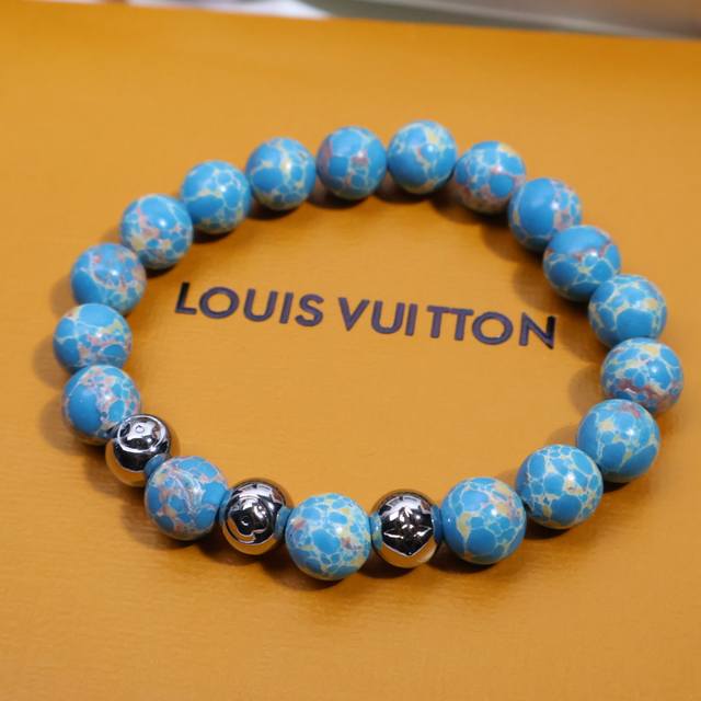 New fashion! This Lv monogram bracelet is a must-have ticket for fashionistas~ W