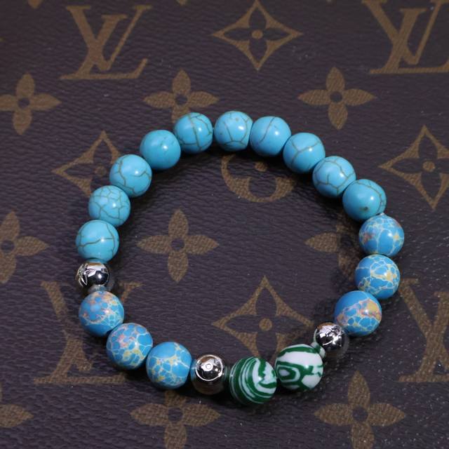 New fashion! This Lv monogram bracelet is a must-have ticket for fashionistas~ W