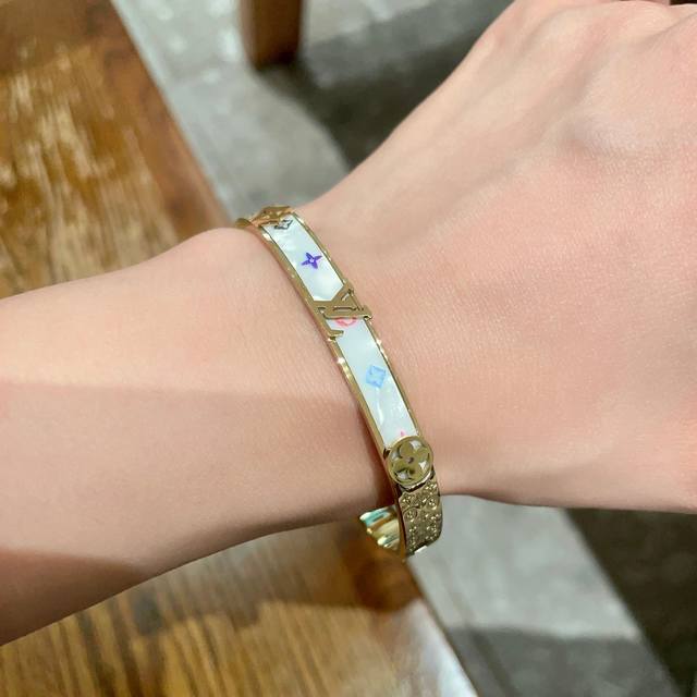 New product original goods Lv printed white mother-of-pearl neutral gold bracel