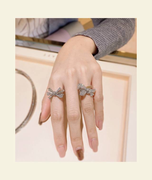 We produce bow rings, which can be customized with real gold and real diamonds.