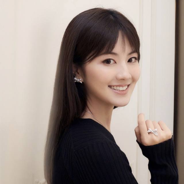 We produce bow rings, which can be customized with real gold and real diamonds.