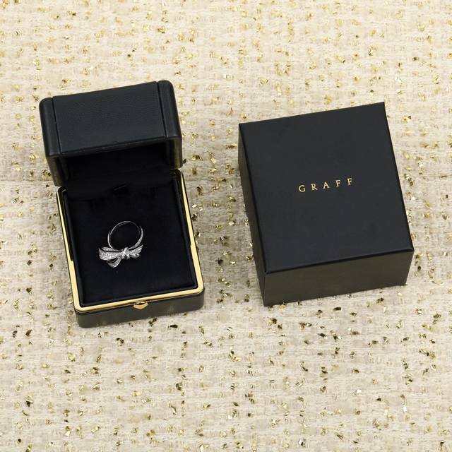 We produce bow rings, which can be customized with real gold and real diamonds.