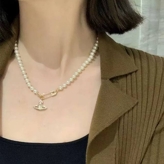 Vivian Queen Mother Saturn Pearl Necklace is elegant and generous. The exquisit