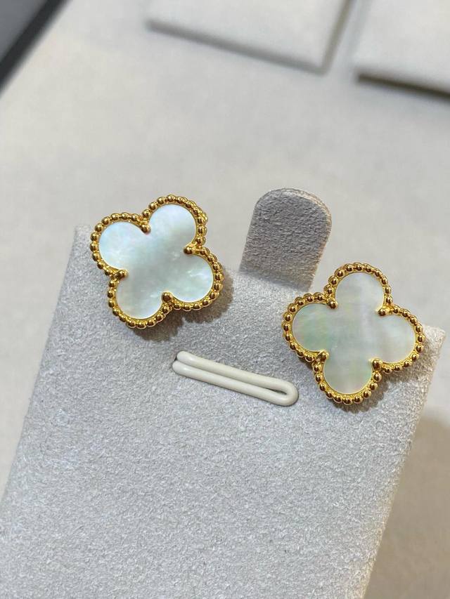 V gold material Vca gold color white mother-of-pearl four-leaf clover earrings D