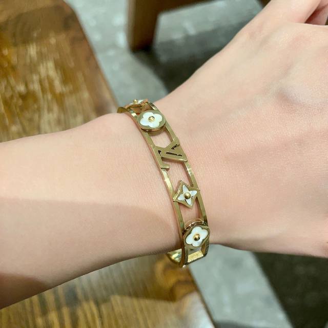 New product original goods Lv letter hollow bracelet Louis Vuitton Louis Vuitto