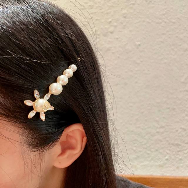 Dior Dior star Dior hairpin counter new style is on sale, beautiful and romantic