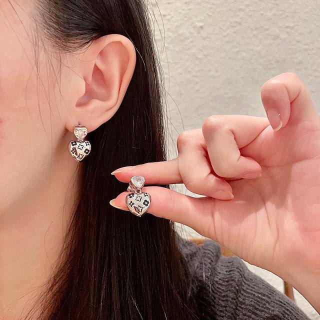 Lv Louis Vuitton 2025 early spring new earrings classic old flower earrings supe