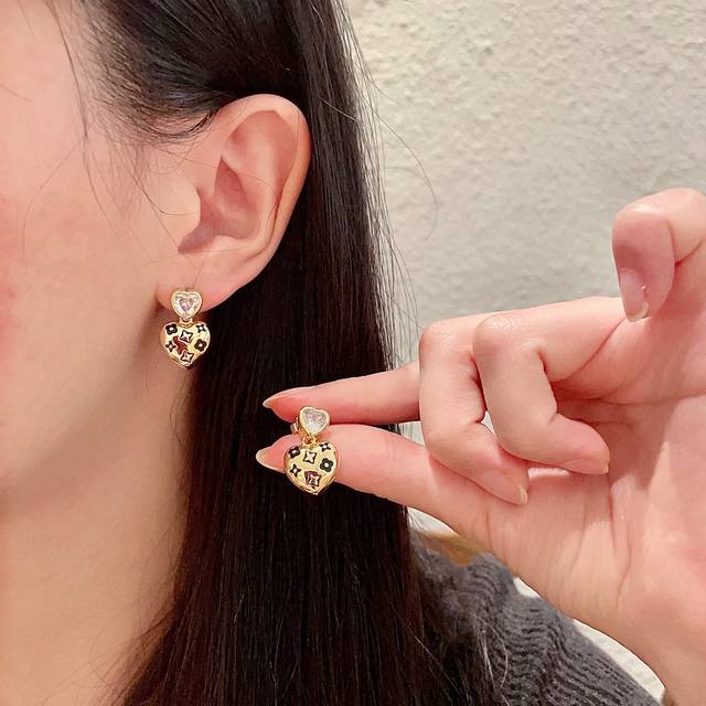 Lv Louis Vuitton 2025 early spring new earrings classic old flower earrings supe