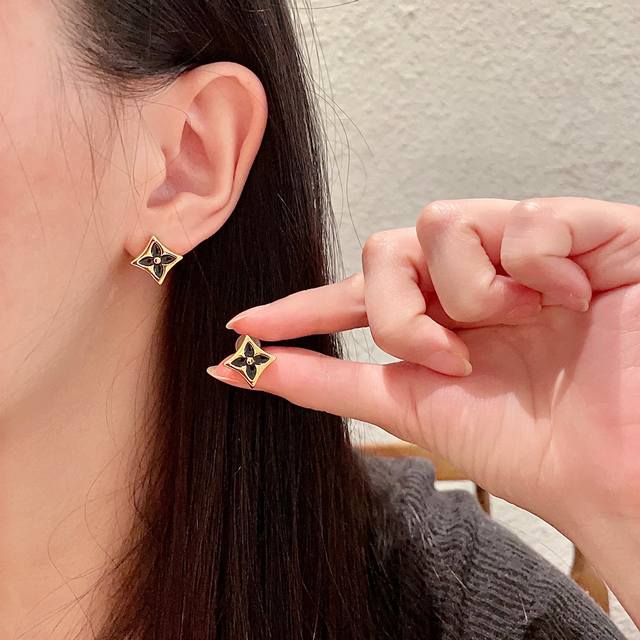 Lv Louis Vuitton 2025 early spring new earrings classic old flower earrings supe
