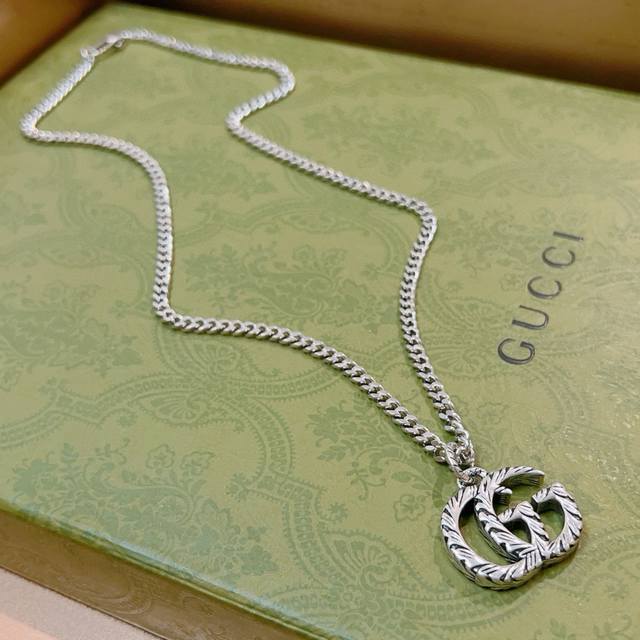 The latest Gucci necklace, the chain is higher grade, the same as the celebrity