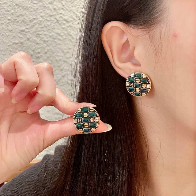 Chanel round double C earrings DDD
