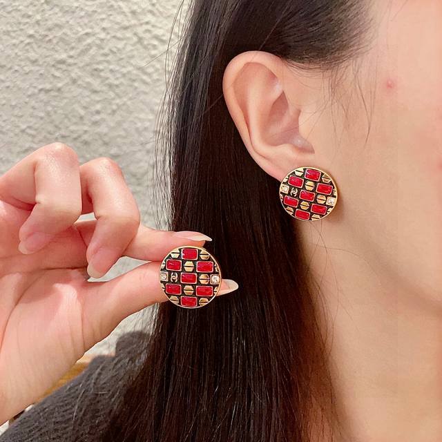 Chanel round double C earrings DDD