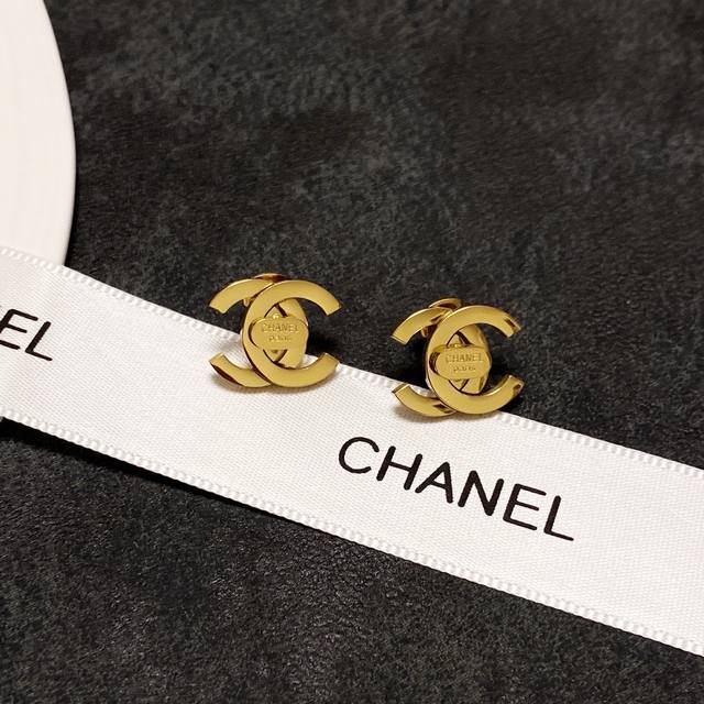 Chanel's new vintage shiny earrings. Every detail is very fine. This design is