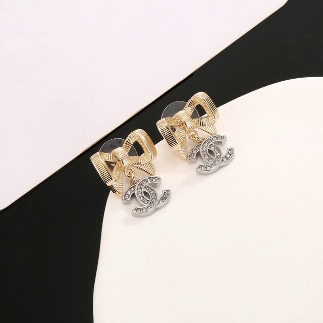 Chanel Chanel classic double C bow earrings are very good-looking and versatile.