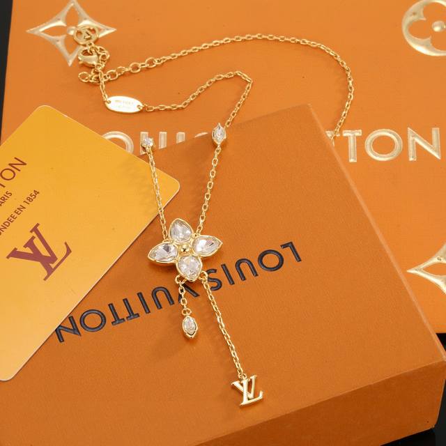 Louis Vuitton letter necklace inherits exquisite craftsmanship and polished colo