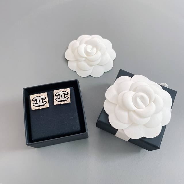 We produce the fragrant square double C earrings Z 3500, which are very fashion