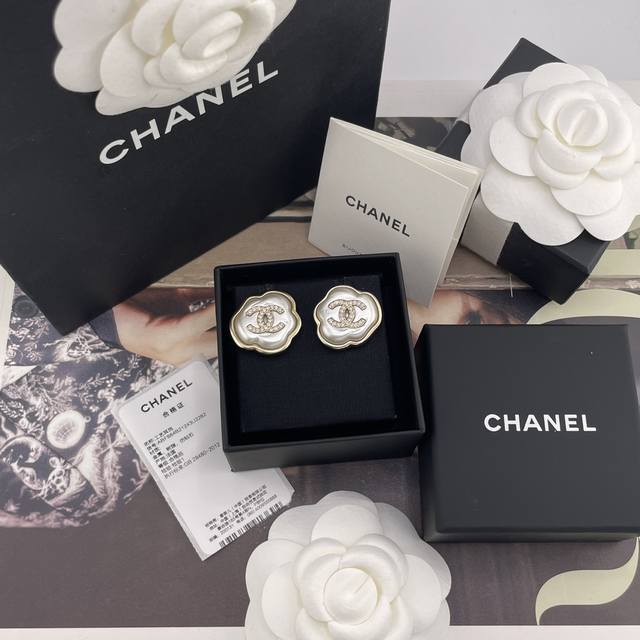 We purchase the Xiangyunduo earrings at a premium of Z 6500. If you have a larg