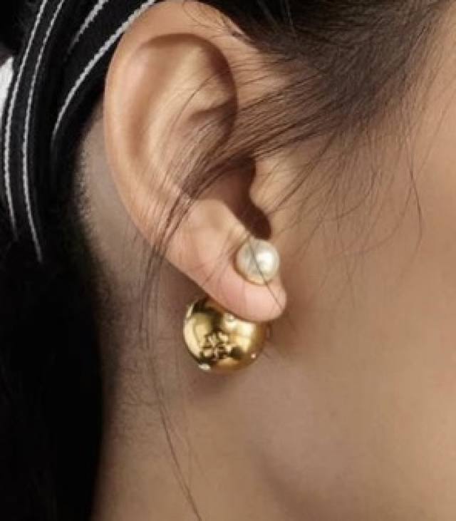 Dior Dior earrings new models are on sale at the counter. They are so beautiful