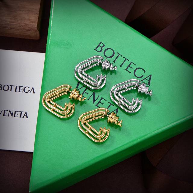 Bottega Venenta's new Bv earrings have a unique design and personality, subverti
