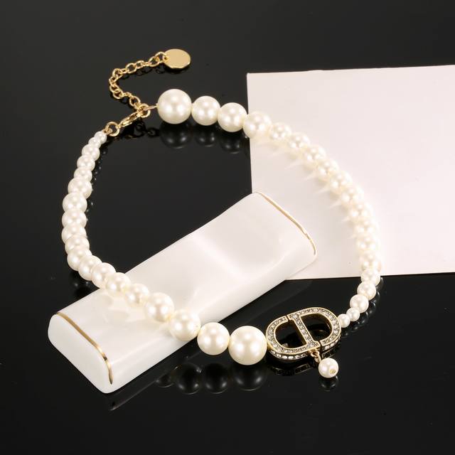 Dior pearl necklace is exquisite and elegant. The gold-finished metal chain is
