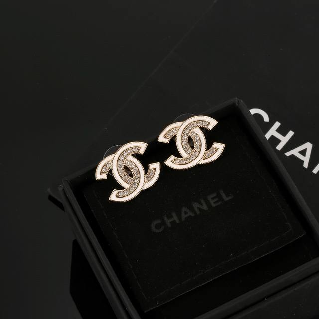 Chanel Chanel classic double C earrings are very good-looking and versatile. The