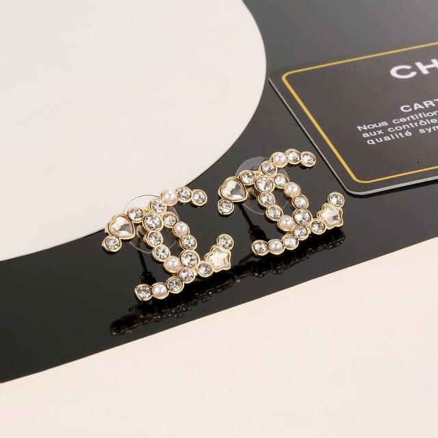 Chanel's new star series earrings are more flattering to the face. Surrounded b