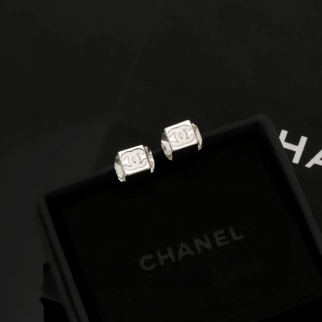 earrings, necklace Chanel's latest white square necklace earrings are very vers