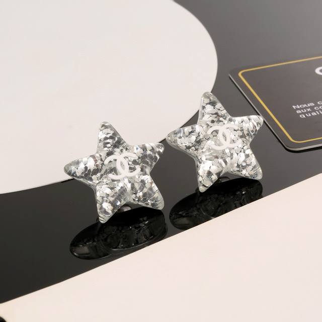 Today's new product Chanel acrylic star silver sequin double C earrings Noble an