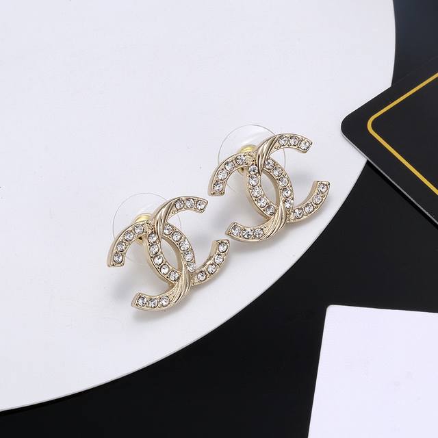 Xiaoxiang's new Chanel earrings are exactly the same as the original ones! High