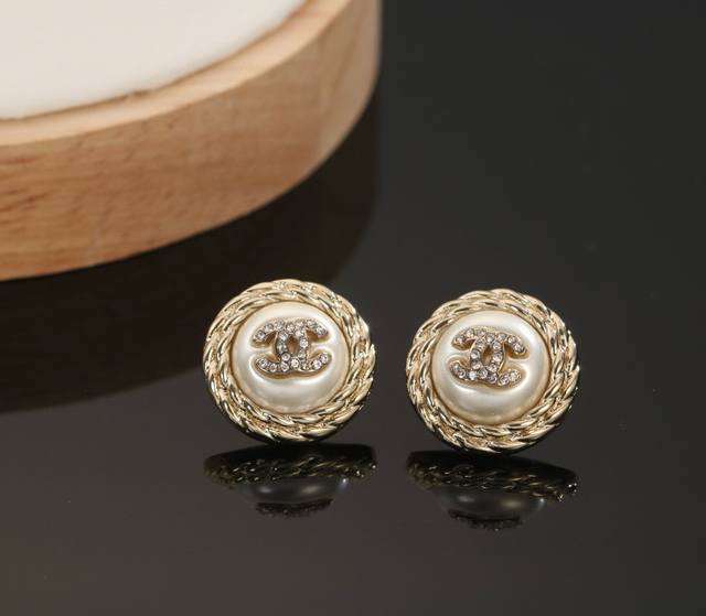 Xiaoxiang's new Chanel earrings are exactly the same as the original ones! High-