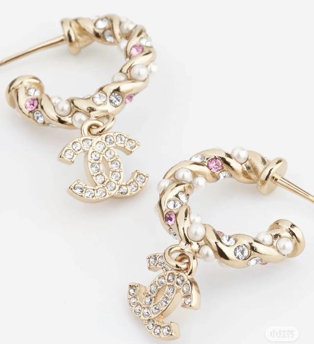 Chanel light gold full diamond earrings keep up with the trend. Early spring ear