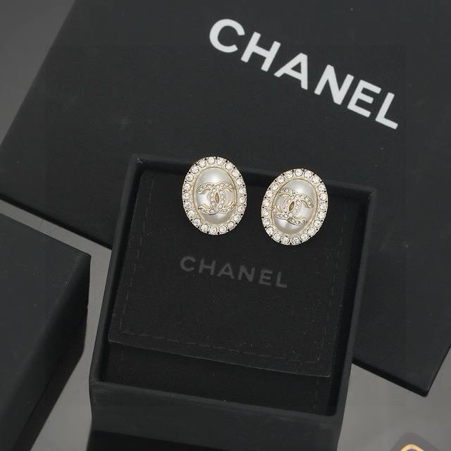 Ch Nel Chanel's oval double C classic romantic shape is unique, smart and eye-ca
