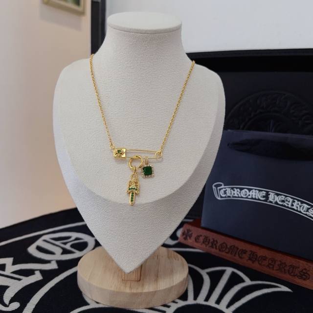 New counter quality Chrome Hearts Chrome Hearts brooch green diamond sword neck