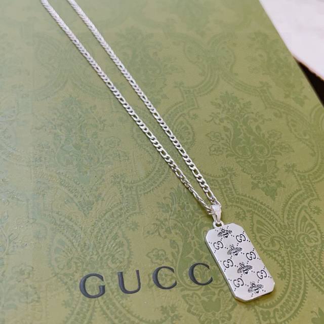 The latest Gucci necklace, the chain is higher grade, the same as the celebrity