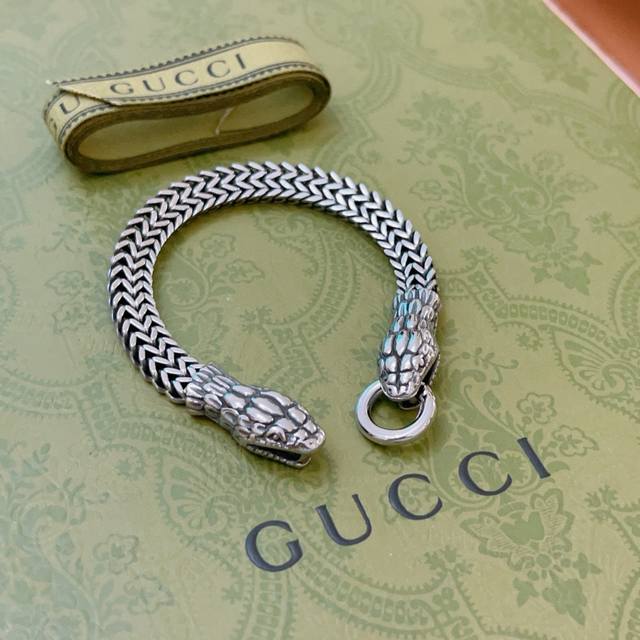 2025 The latest Gucci bracelet is a classic and exquisite one. No matter the sty
