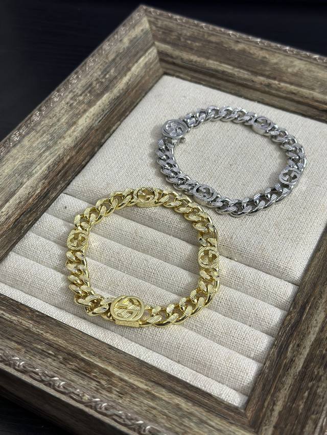 Best seller in the store Exclusive style Guuc* new bracelet DDD