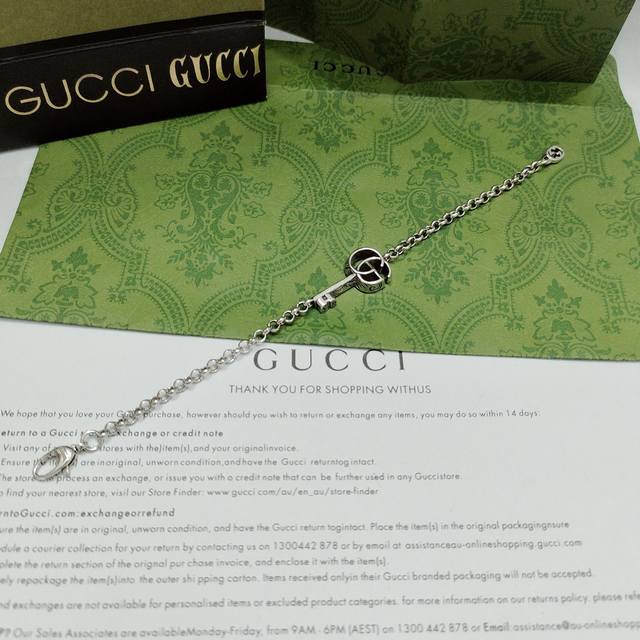 Gucci This bracelet has a distressed effect and is cleverly integrated with a un