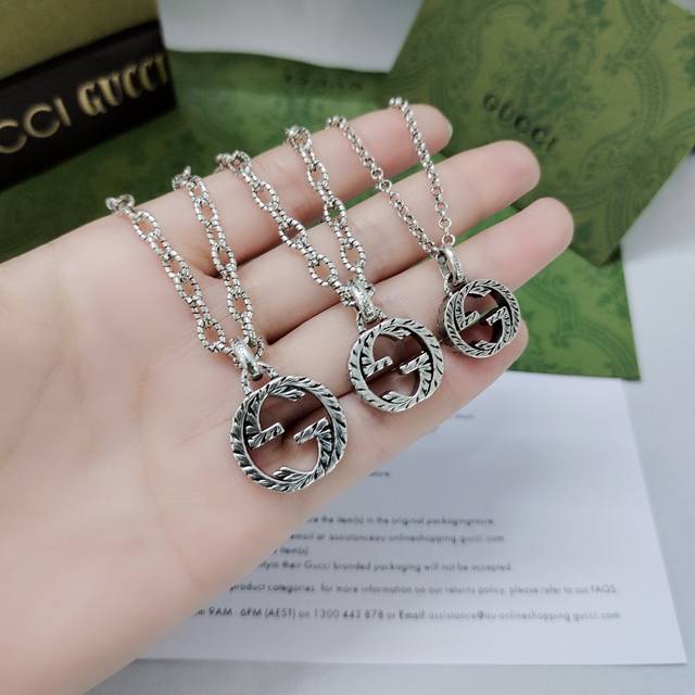 Large, Medium and Small 90Gucci textured necklace decorated with exquisitely eng