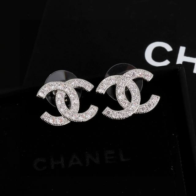 Xiaoxiang's new Chanel earrings are exactly the same as the original ones, high