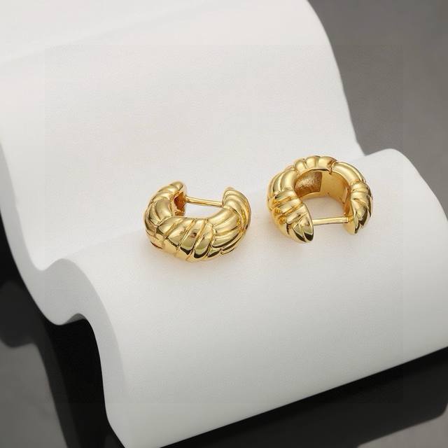 Celine Celine earrings new classic gold color, highly recognizable twist design,