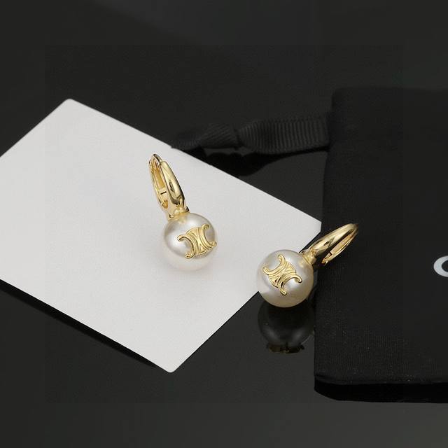 Celine Celine's new pearl earrings have a unique design and personality, subvert