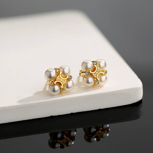 Celine Celine earrings are classic gold color, small, exquisite, cute and versat