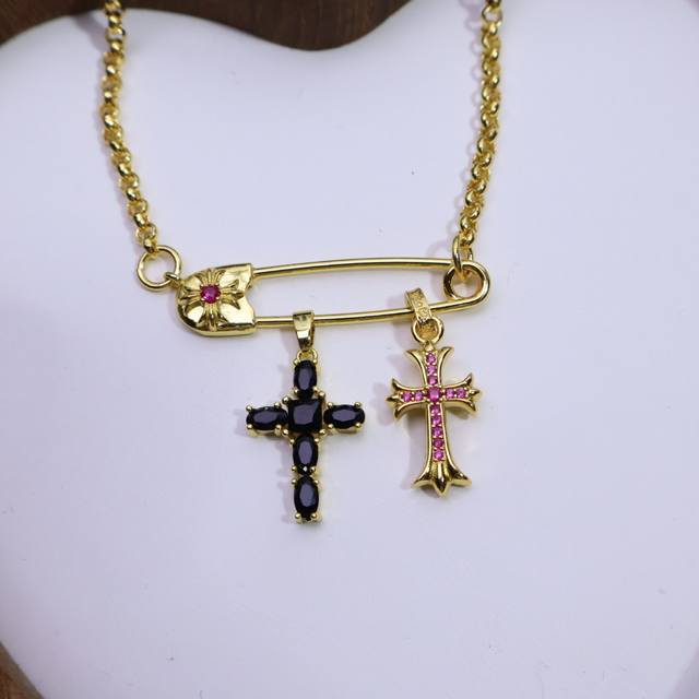 It's the perfect way to dress up! The Croce Heart brooch necklace has a recogniz