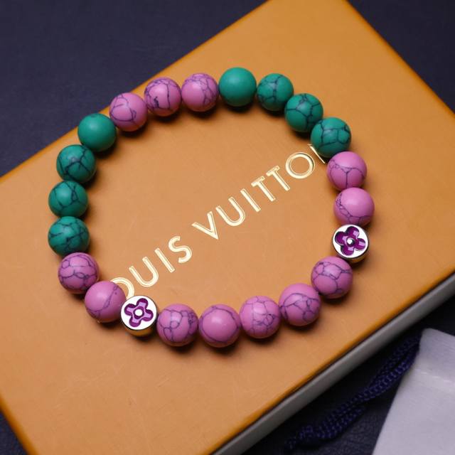 Lv bracelet fashion circle ticket! You can get this latest Lv bracelet. Wear it,