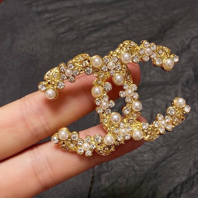 Chanel New Chanel counters are on sale at the same time. The Chanel brooch is th